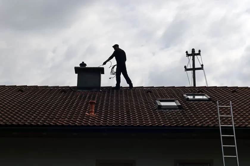 Ile kosztuje wizyta kominiarza i jak uniknąć wysokich kosztów przeglądu