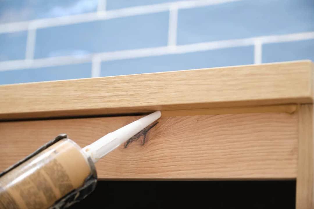 Jaki silikon do listew przypodłogowych? Wybierz najlepszy dla siebie