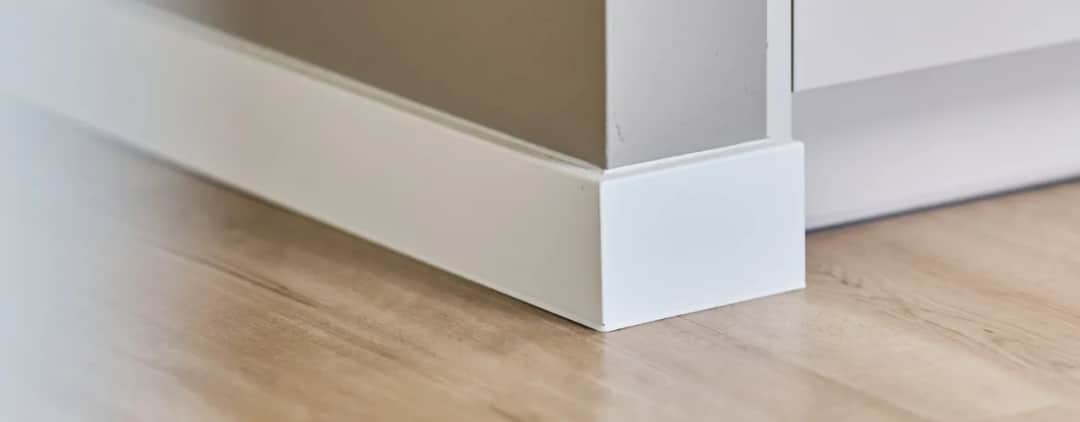 Jakie listwy do paneli wybrać, aby uniknąć kosztownych błędów?