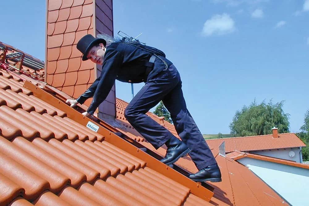 Przegląd kominiarski – jak często go robić, by uniknąć problemów i kar?