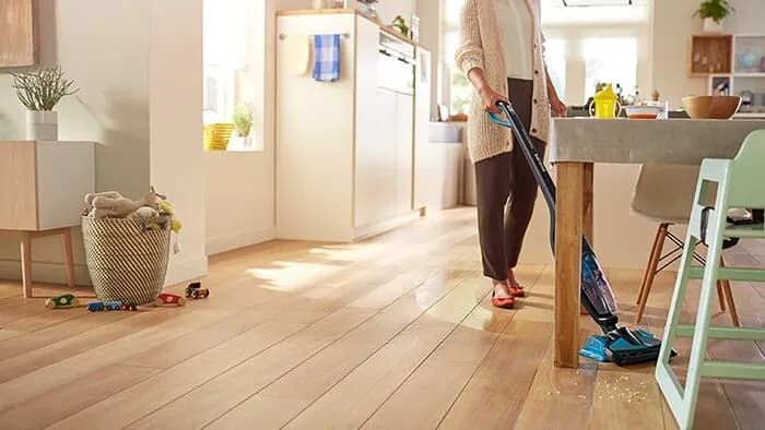 Skuteczne sposoby na to, czym czyścić panele bez uszkodzeń