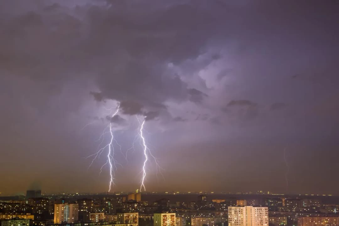 Czy listwa antyprzepięciowa naprawdę chroni przed piorunem? Sprawdź!
