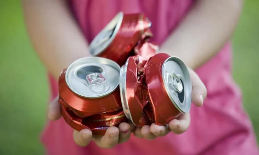 Czy puszki aluminiowe czyszczą komin? Skuteczność i ryzyko tej metody