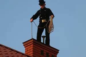 Czym kominiarz czyści komin? Sprawdź skuteczne metody i narzędzia