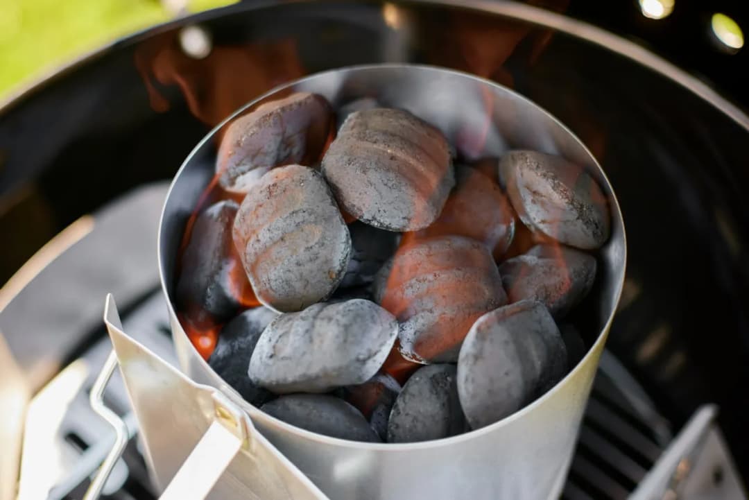 Brykiet czy węgiel na grilla - co wybrać dla lepszego smaku?