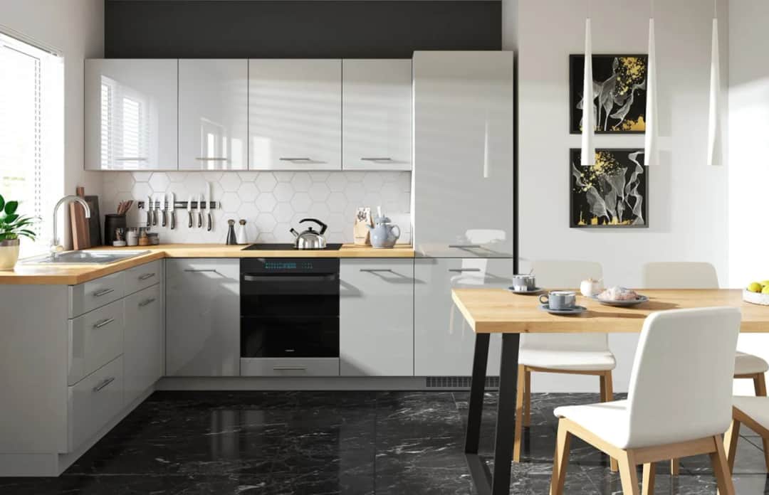 Jakie meble wybrać do kuchni z ciemną podłogą, aby uniknąć błędów?