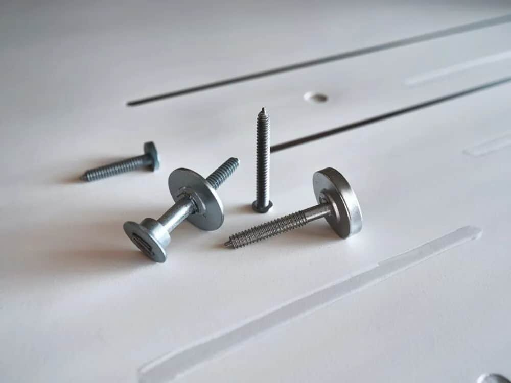 Jakie kołki do listwy montażowej? Uniknij błędów przy wyborze