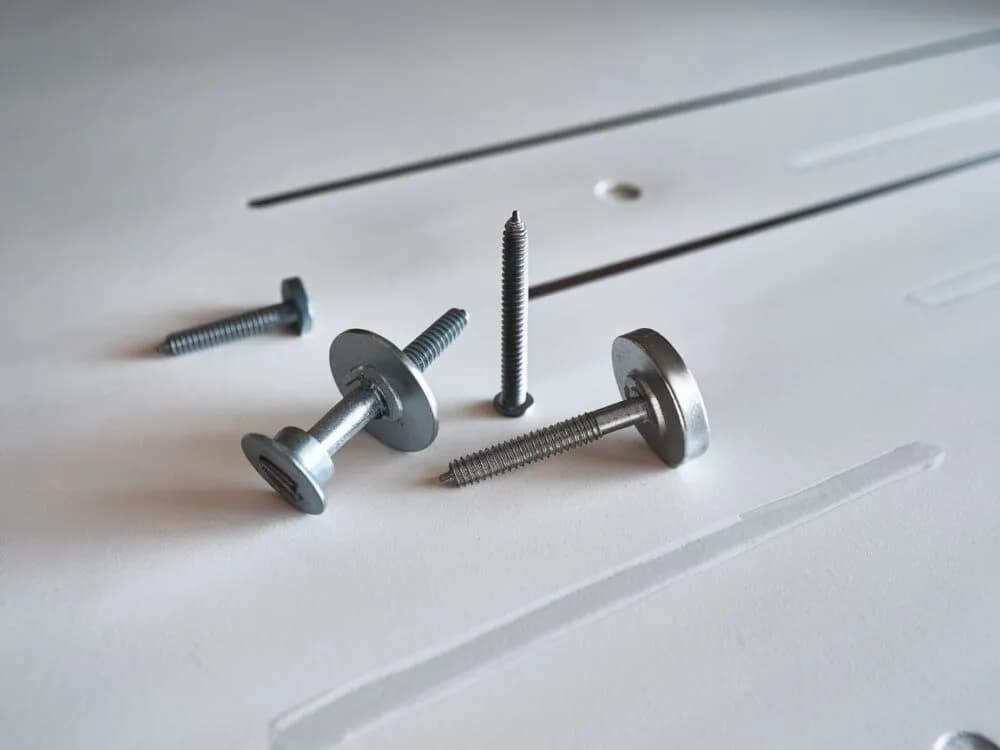 Jakie kołki do listwy montażowej? Uniknij błędów przy wyborze