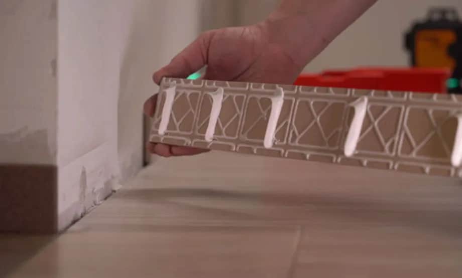 Jak skutecznie przykleić listwy przypodłogowe PCV bez błędów?