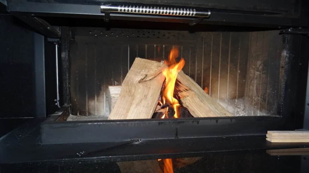 Jak rozpalić mokre drewno w kominku bez dymu i frustracji