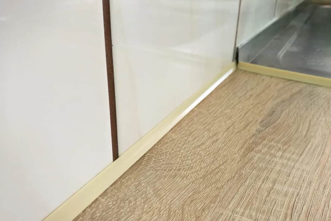 Listwa przyblatowa czy silikon - co wybrać dla lepszego wykończenia?