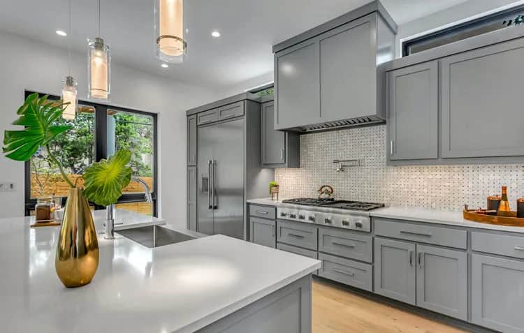 Idealne kolory ścian do jasno szarych mebli kuchennych, które zachwycają