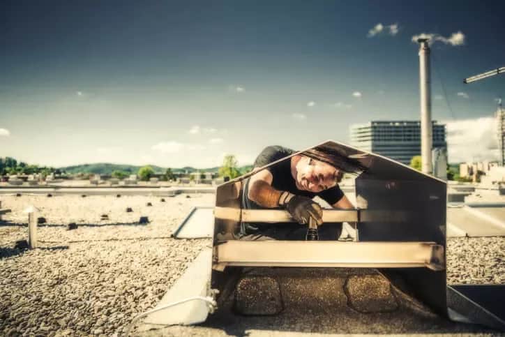 Co dokładnie sprawdza kominiarz przy odbiorze budynku? Kluczowe wymagania i błędy