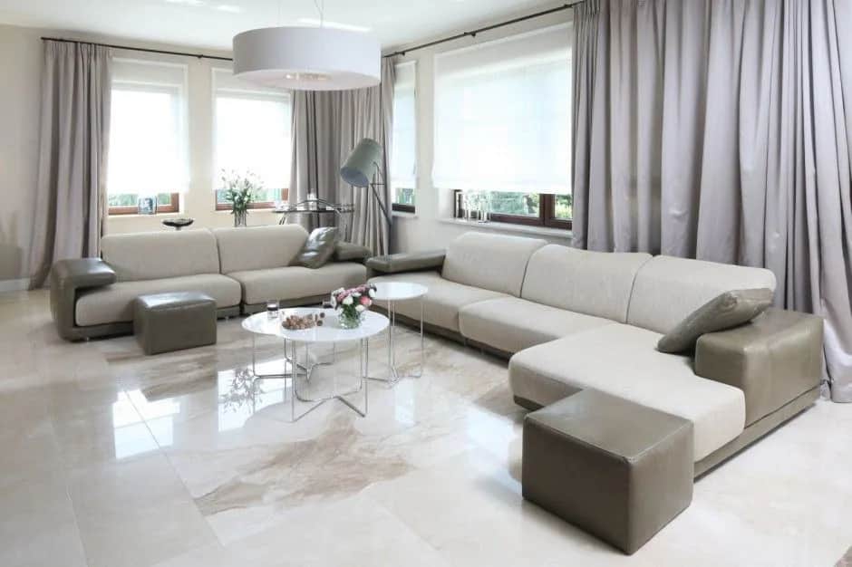 Jakie rozwiązania na duże okno w salonie zapewnią styl i komfort